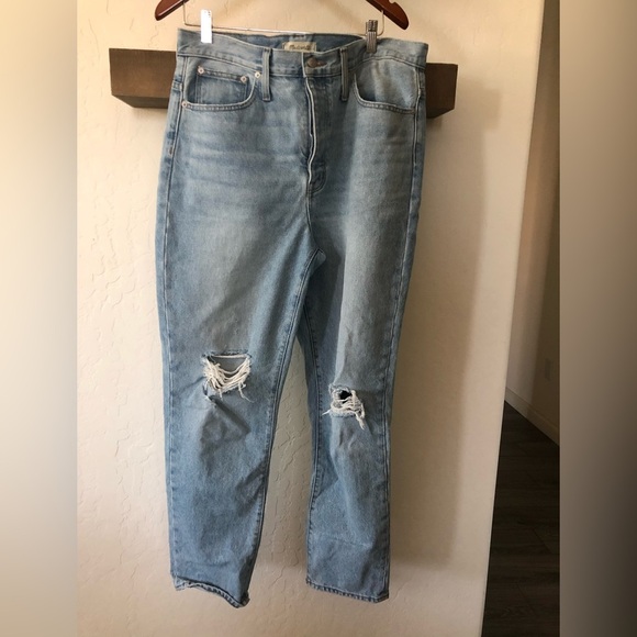 Madewell|Classic straight Jean in distressed style, light wash & high waisted••• - Picture 8 of 16